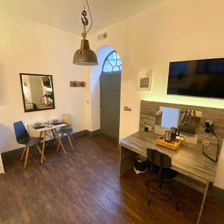 Studio At The Coach House Apartments Лидс Экстерьер фото