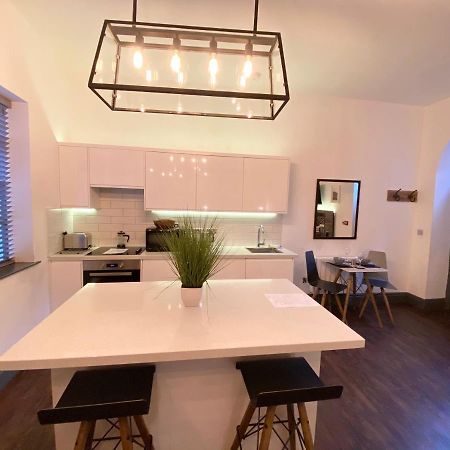 Studio At The Coach House Apartments Лидс Экстерьер фото