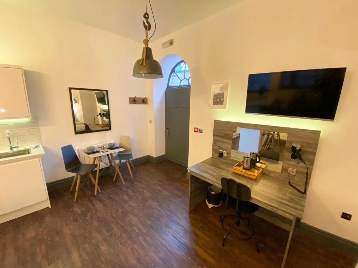 Studio At The Coach House Apartments Лидс Экстерьер фото
