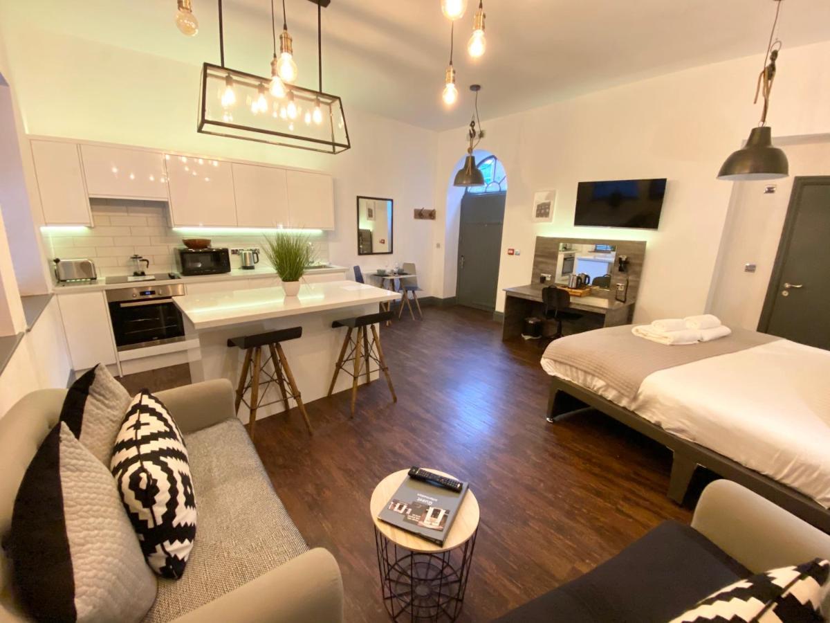 Studio At The Coach House Apartments Лидс Экстерьер фото