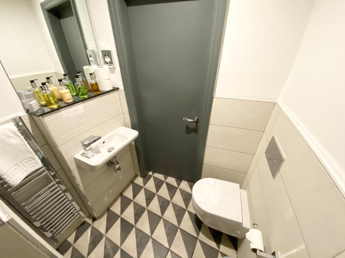 Studio At The Coach House Apartments Лидс Экстерьер фото