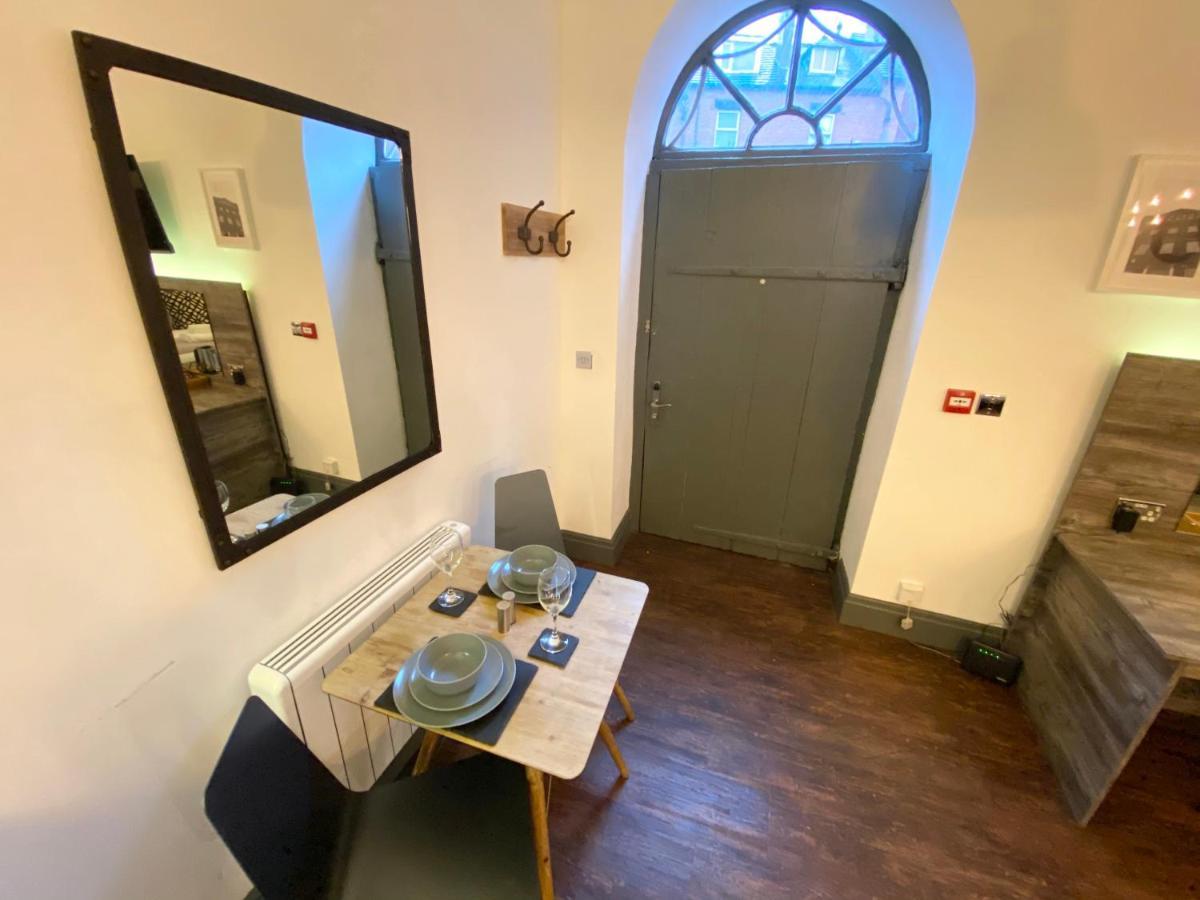 Studio At The Coach House Apartments Лидс Экстерьер фото
