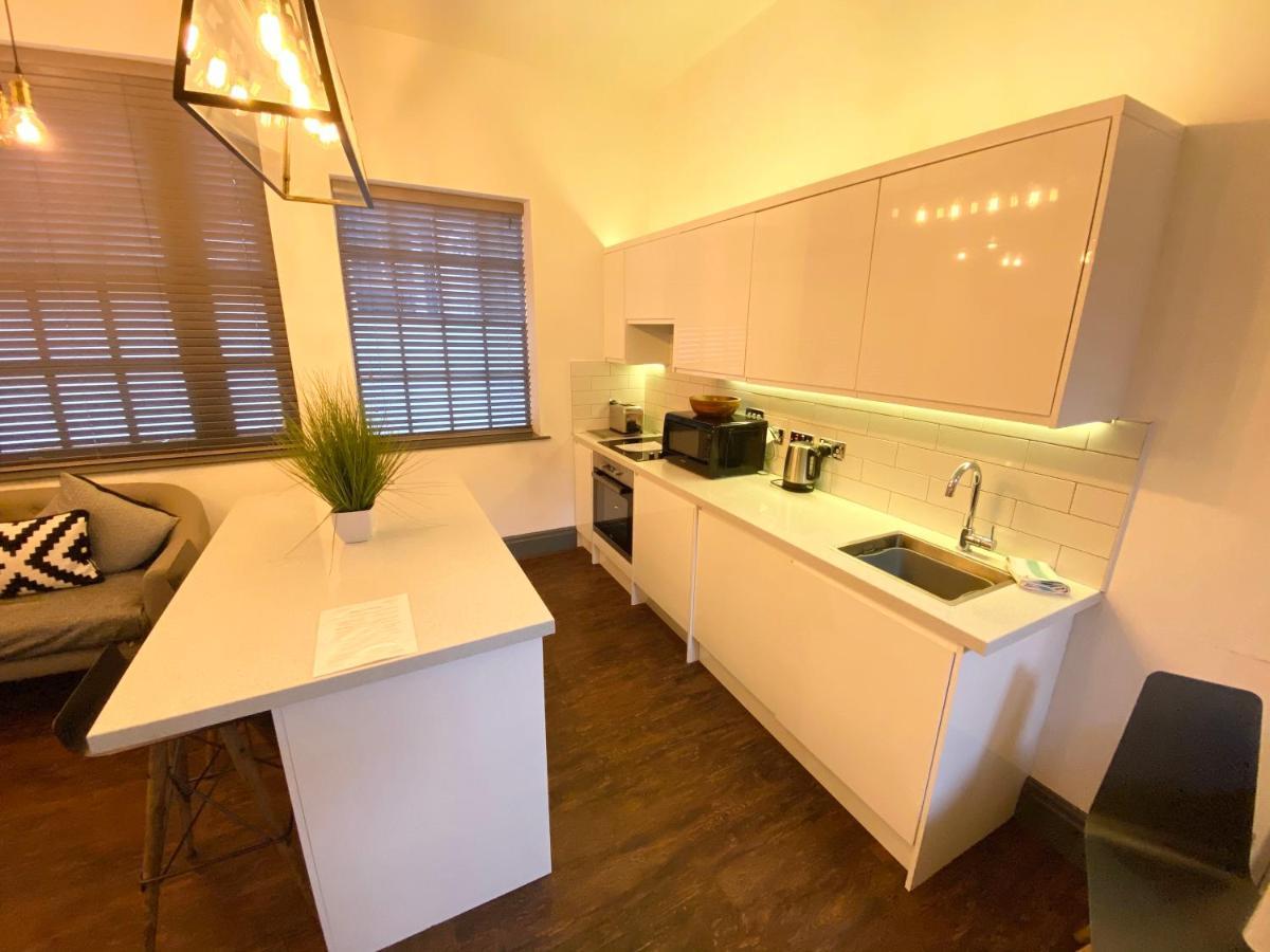 Studio At The Coach House Apartments Лидс Экстерьер фото