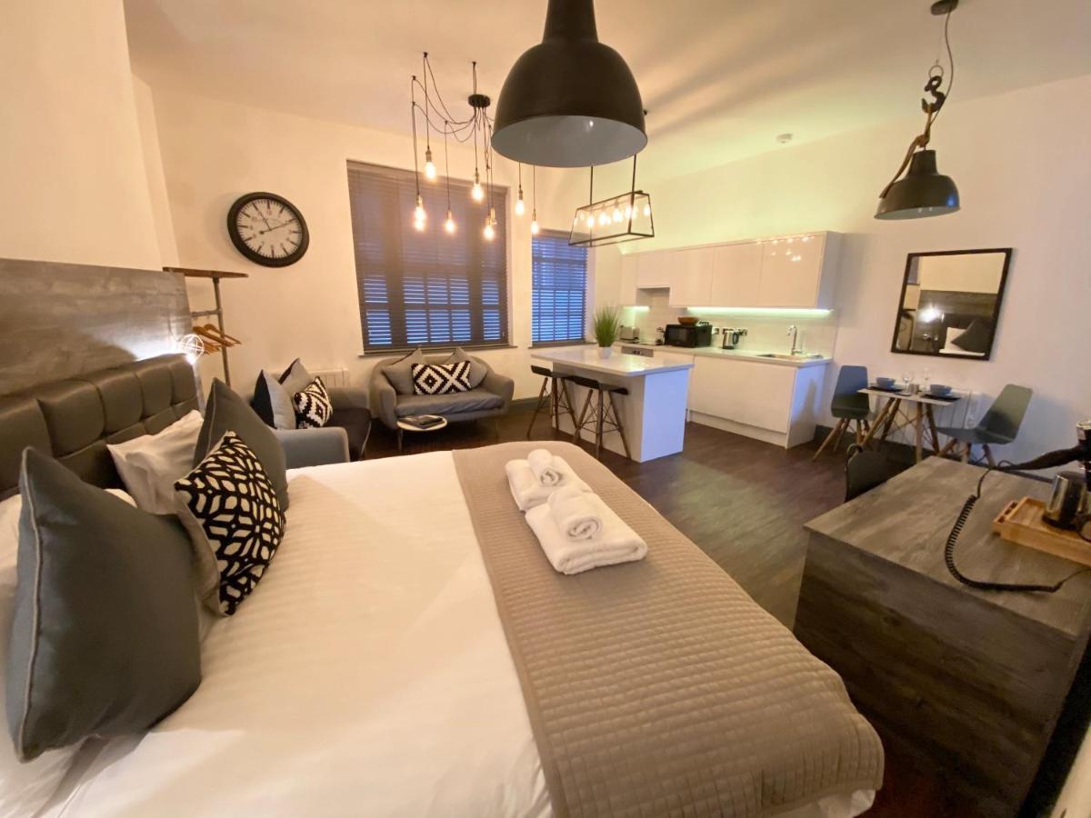 Studio At The Coach House Apartments Лидс Экстерьер фото