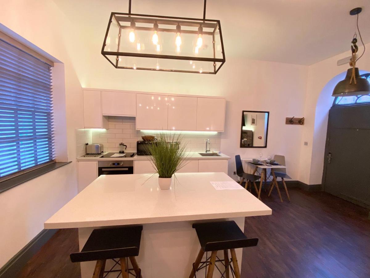 Studio At The Coach House Apartments Лидс Экстерьер фото
