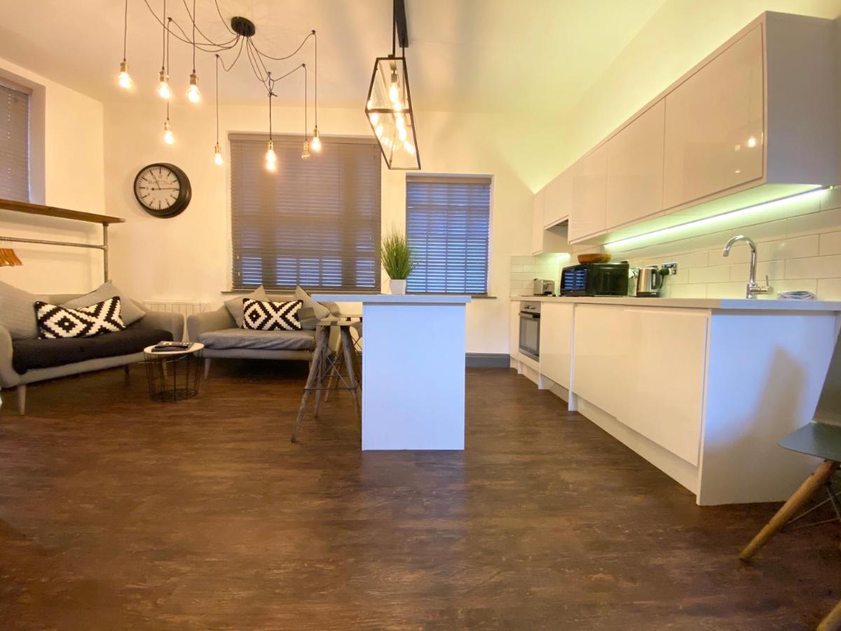 Studio At The Coach House Apartments Лидс Экстерьер фото