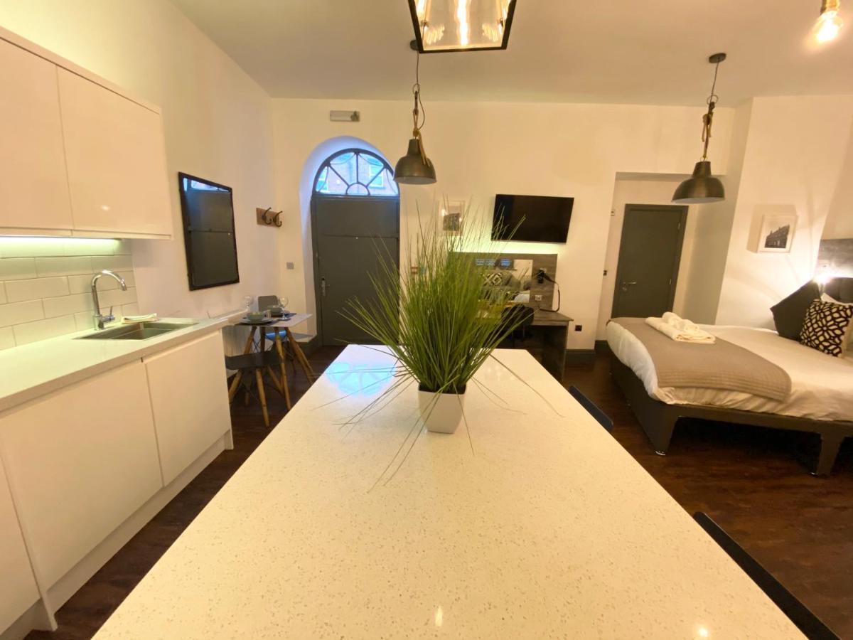 Studio At The Coach House Apartments Лидс Экстерьер фото