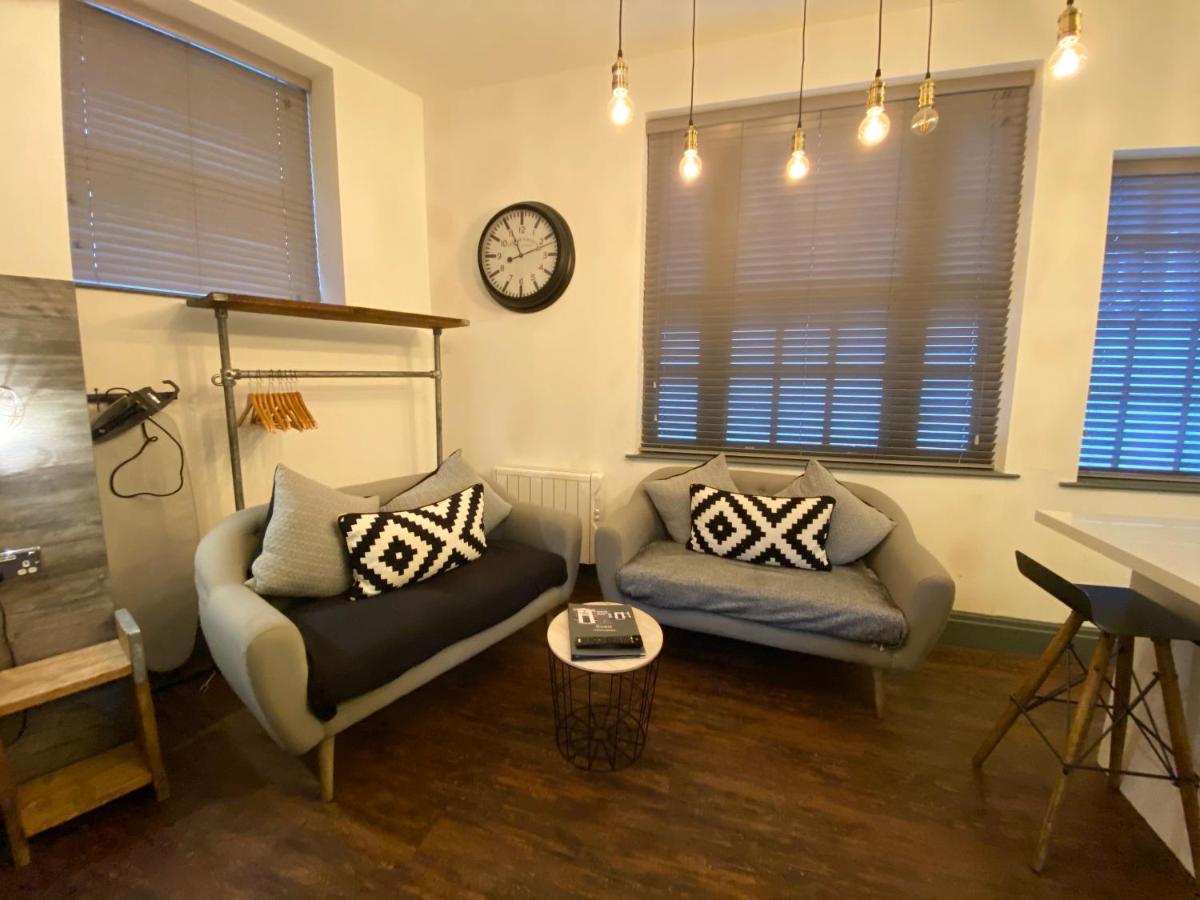 Studio At The Coach House Apartments Лидс Экстерьер фото